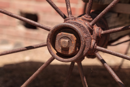 detalle de rueda de carro oxidada